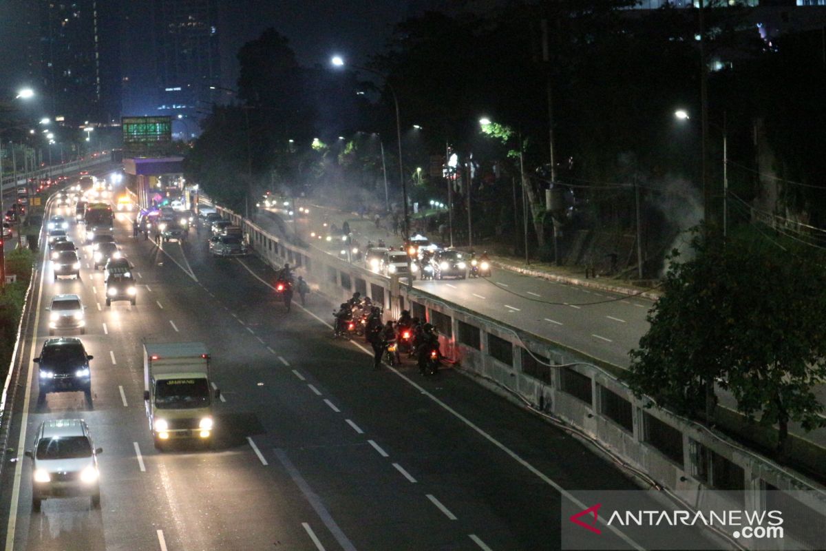 Massa tidak dikenal lempari petugas di depan gedung DPR, polisi tembakkan gas air mata