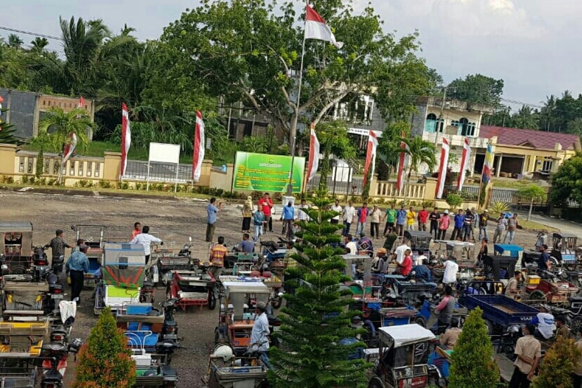 Hari Bhakti Adhyaksa, Kejari Aceh Utara bagi-bagi sembako untuk tukang becak