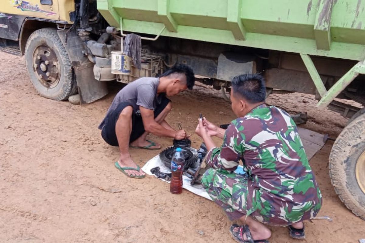 Satgas TMMD, bantu perbaiki kendaraan angkutan barang