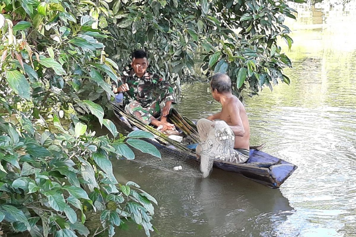 Ini perbincangan kakek Boni dan Prada Purwanto diatas perahu