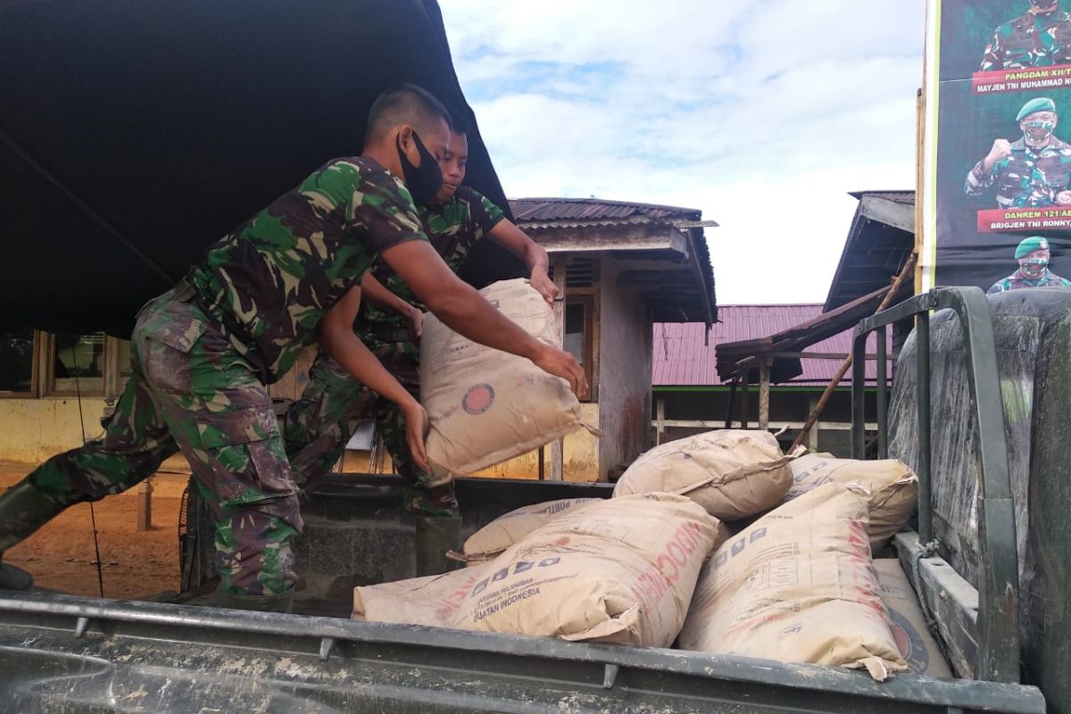 Mobil Koramil Sanggau Ledo ikut angkut material pembangunan TMMD