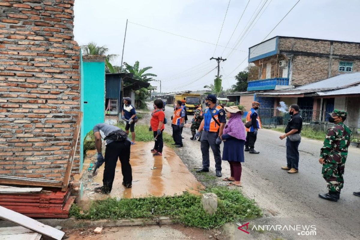 KAI Sumut tertibkan bangunan liar  di pinggir rel KA Pulu Raja Asahan