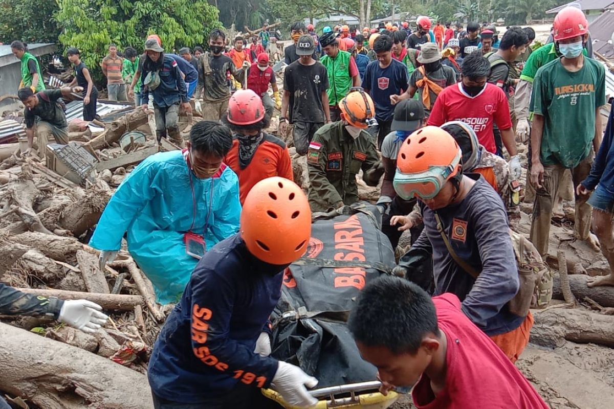 Pencarian korban banjir di Luwu Utara  berhasil temukan dua jenazah di bawah lumpur tebal