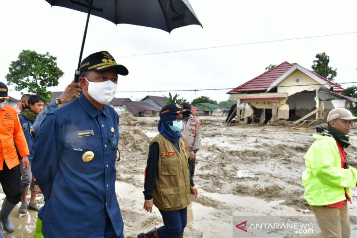 Empat sekolah tertimbun lumpur dan digenangi air akibat banjir bandang di Luwu Utara