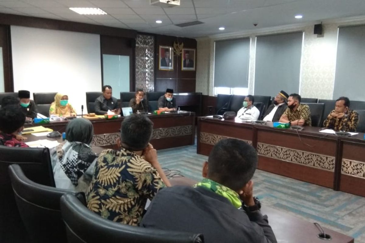 Komisi V DPRD minta Dinas Pendidikan ikuti aturan Kemendikbud