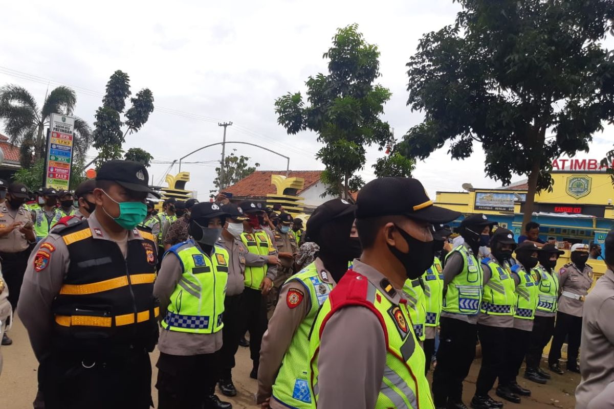 Ratusan personel Polres Subang amankan unjuk rasa nelayan di Patimban