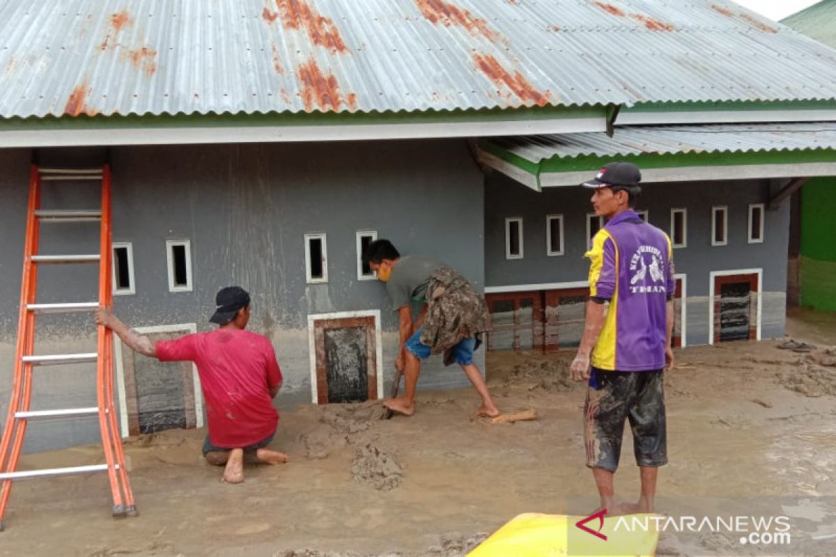 Warga Luwu Utara bergotong royong bantu evakuasi korban banjir