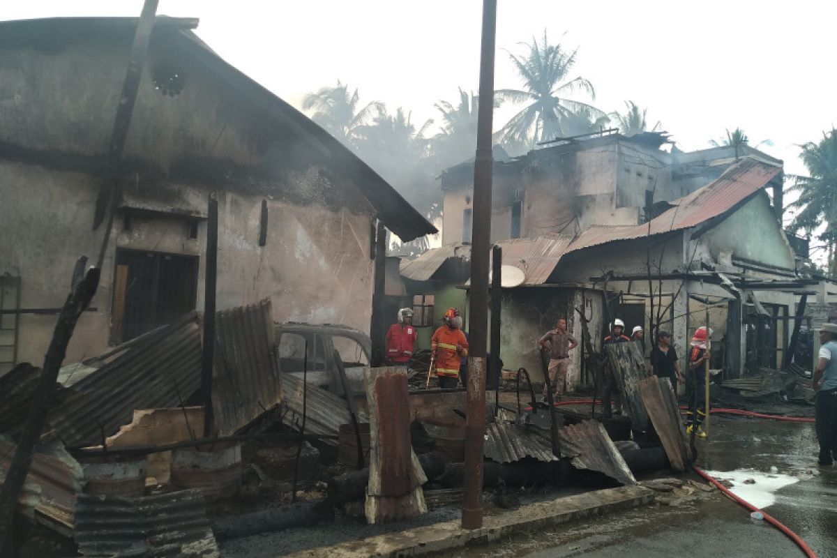Enam unit rumah dan gudang minyak tanah di Payakumbuh terbakar