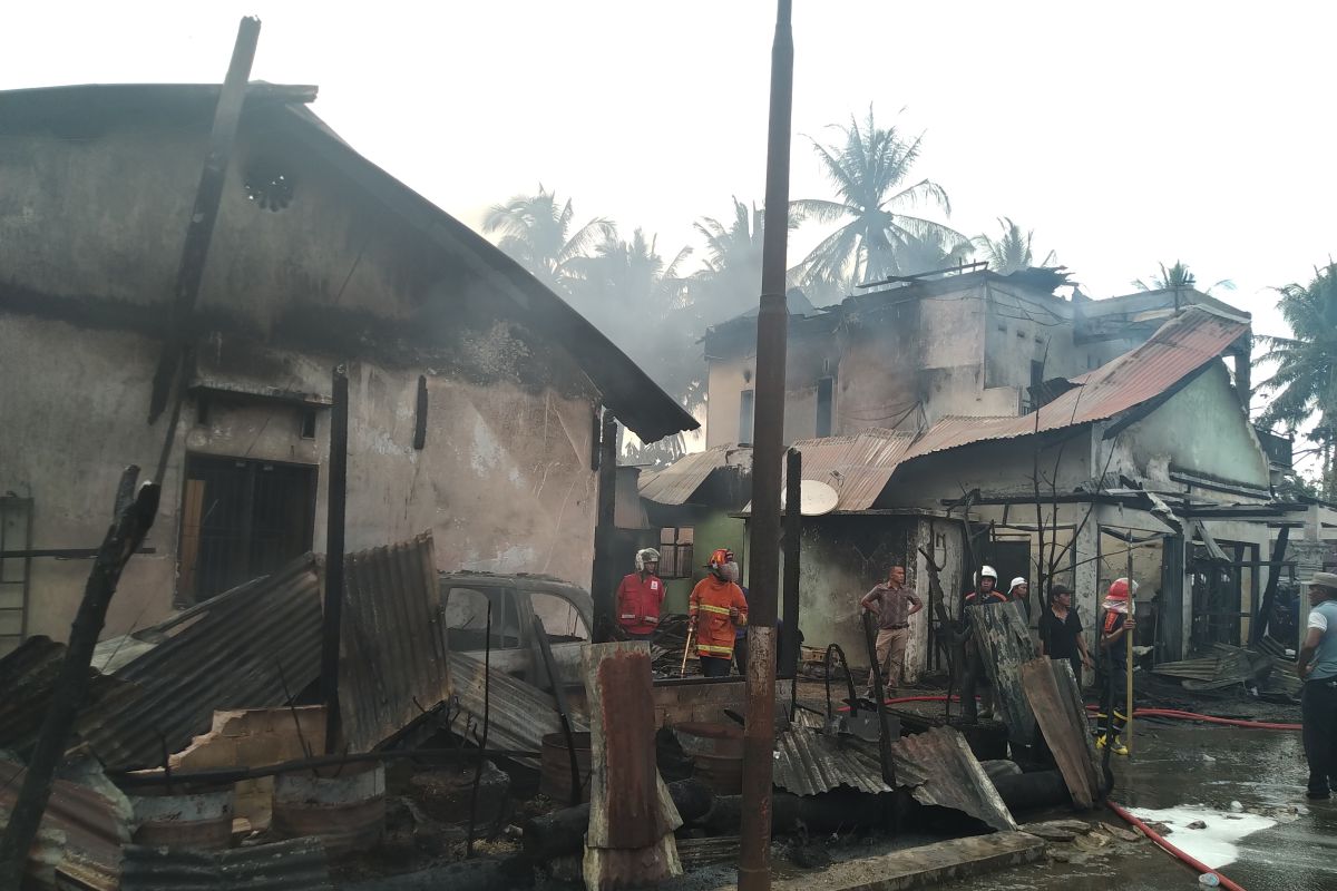 Enam unit rumah dan gudang minyak tanah terbakar