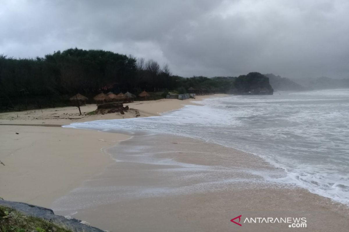 SAR Gunung Kidul mengingatkan wisatawan mewaspadai gelombang tinggi