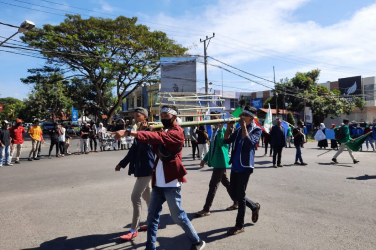 Tolak pembangunan ritel, ratusan mahasiswa dan pemuda di Lotim demo Bupati dengan bawa keranda mayat