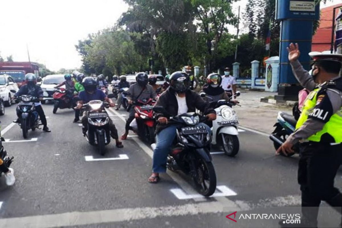 Polres Palangka Raya terapkan jarak sosial di jalan raya