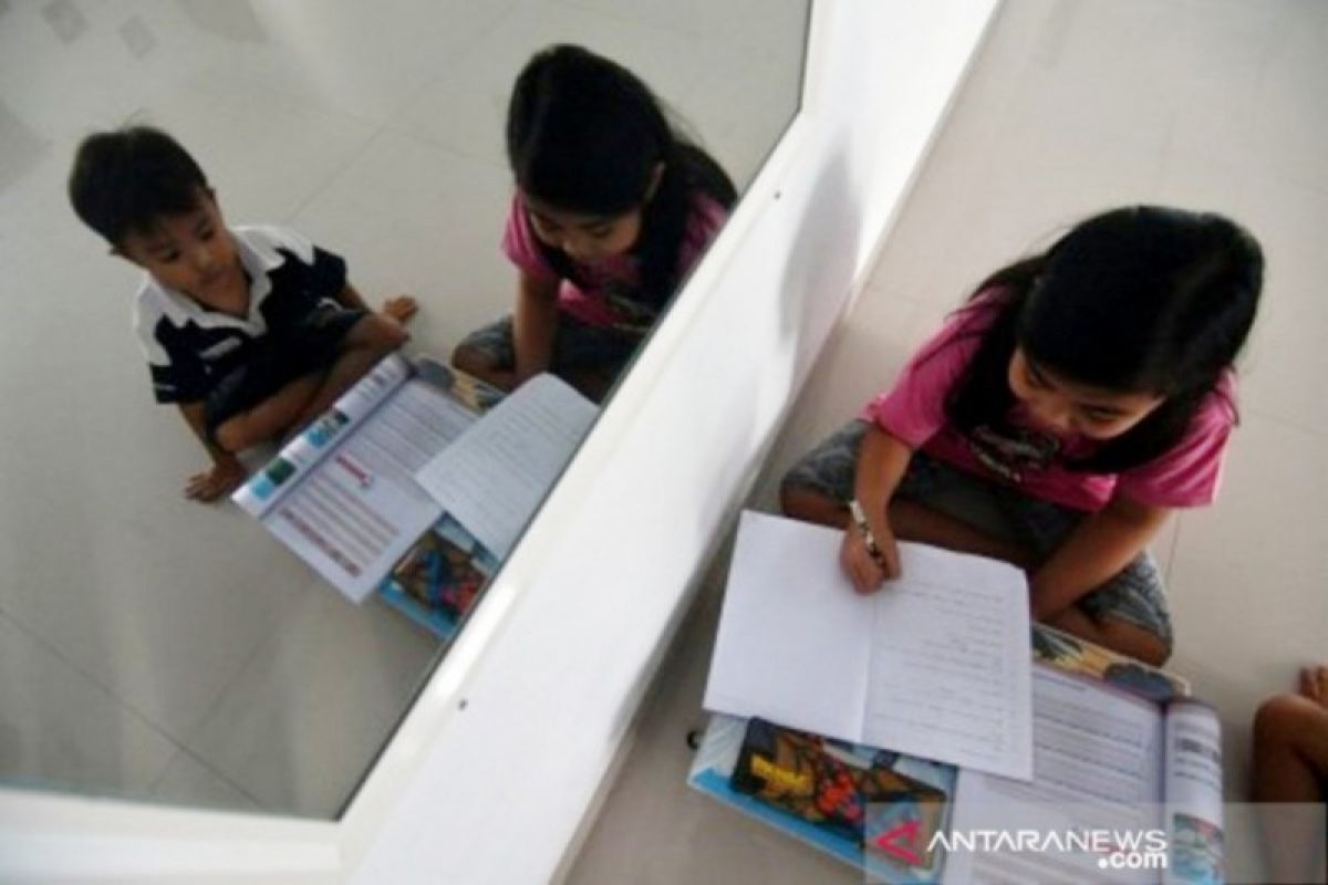 Anak pun bisa stres karena sekolah dari rumah, atasi dengan bermain