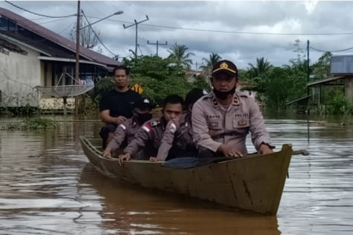 Banjir di Putussibau Selatan sejumlah rumah warga dan jalan terendam