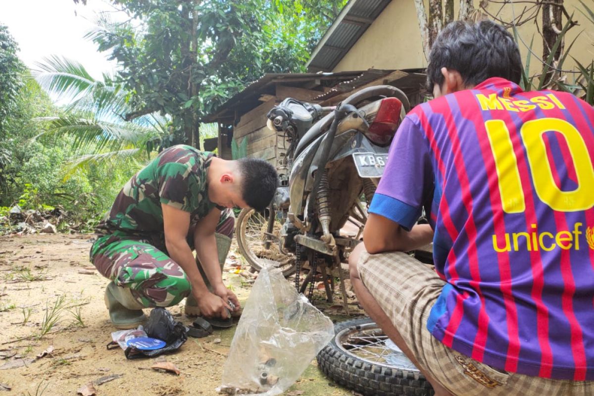 Serda Arbuansyah bantu warga pasang kanvas rem sepeda motor