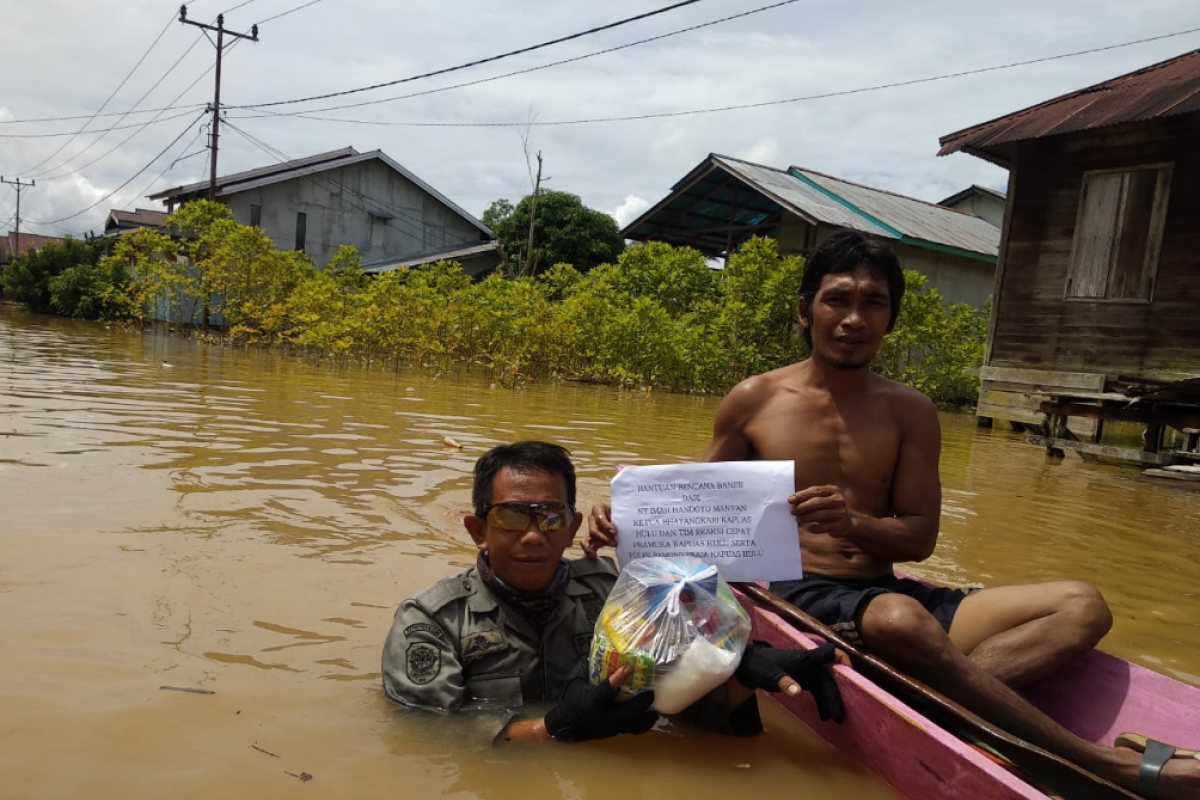 Istri mantan Kapolres Kapuas Hulu bantu korban banjir di Teluk Barak