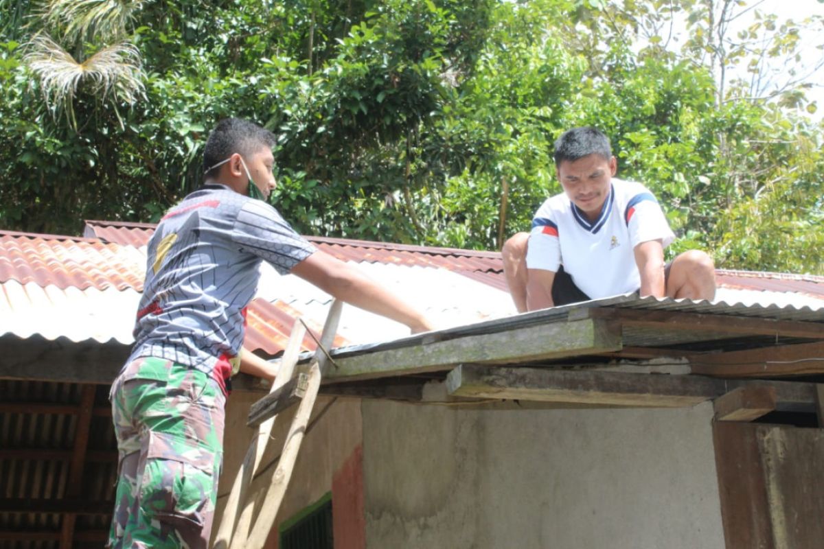 Satgas TMMD bantu warga perbaiki atap rumah