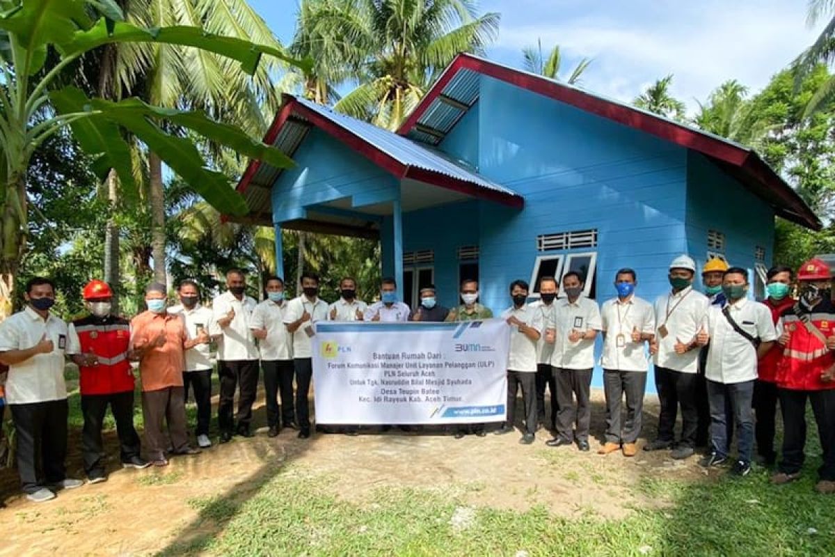 Bilal Masjid dapat bantuan rumah dari PLN Aceh