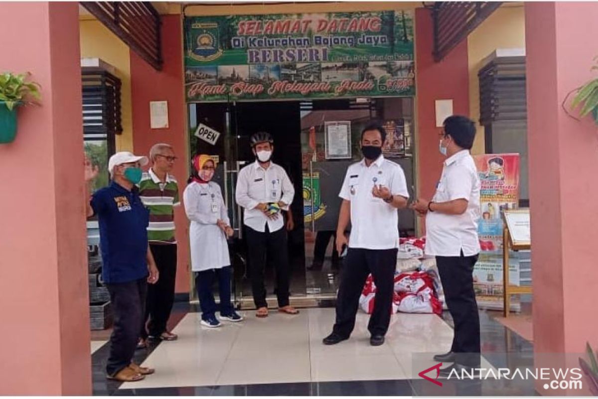 Warga Kota Tangerang terima bansos tahap keenam