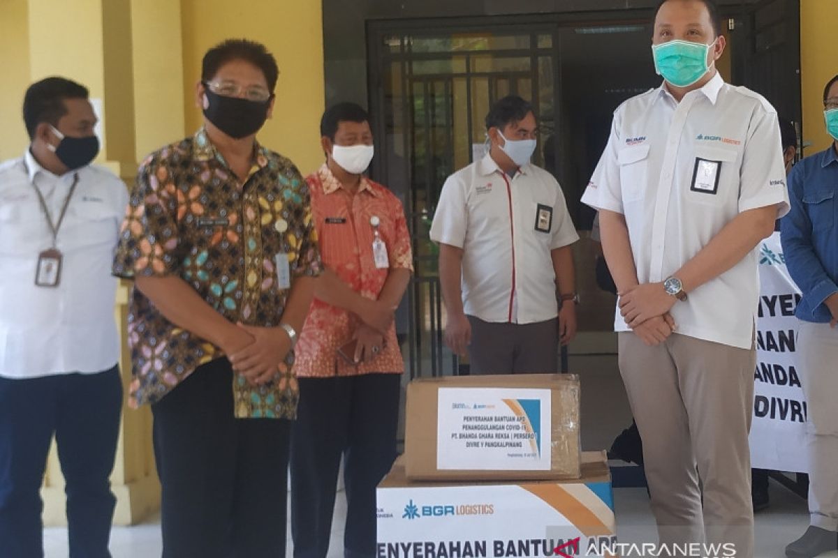 Warga terdampak COVID-19 terima sembako dari PT BRG Pangkalpinang