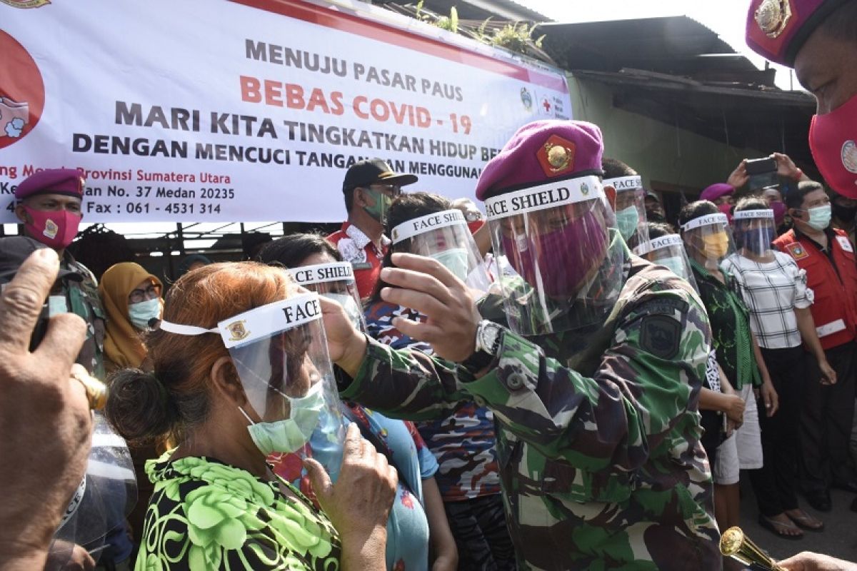 Yonmarhanlan I - PMI Sumut bagikan face shield dan sembako di Belawan