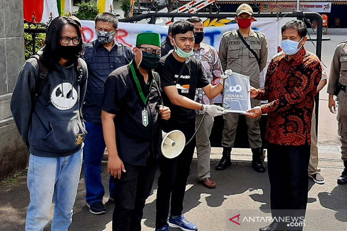 Mahasiswa dan warga Purwokerto berunjuk rasa tolak Omnibus Law