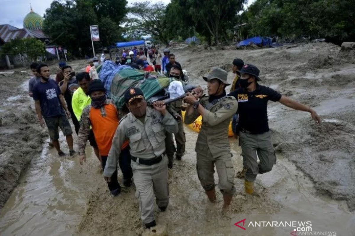 Polres Luwu Timur kerahkan personel evakuasi korban banjir Luwu Utara