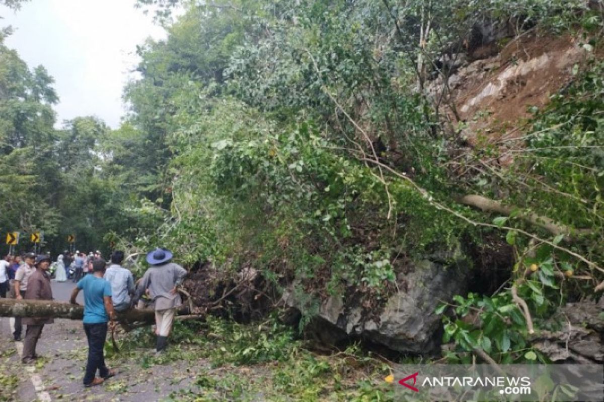 Longsor di Gunung Paro dan Kulu, transportasi terputus