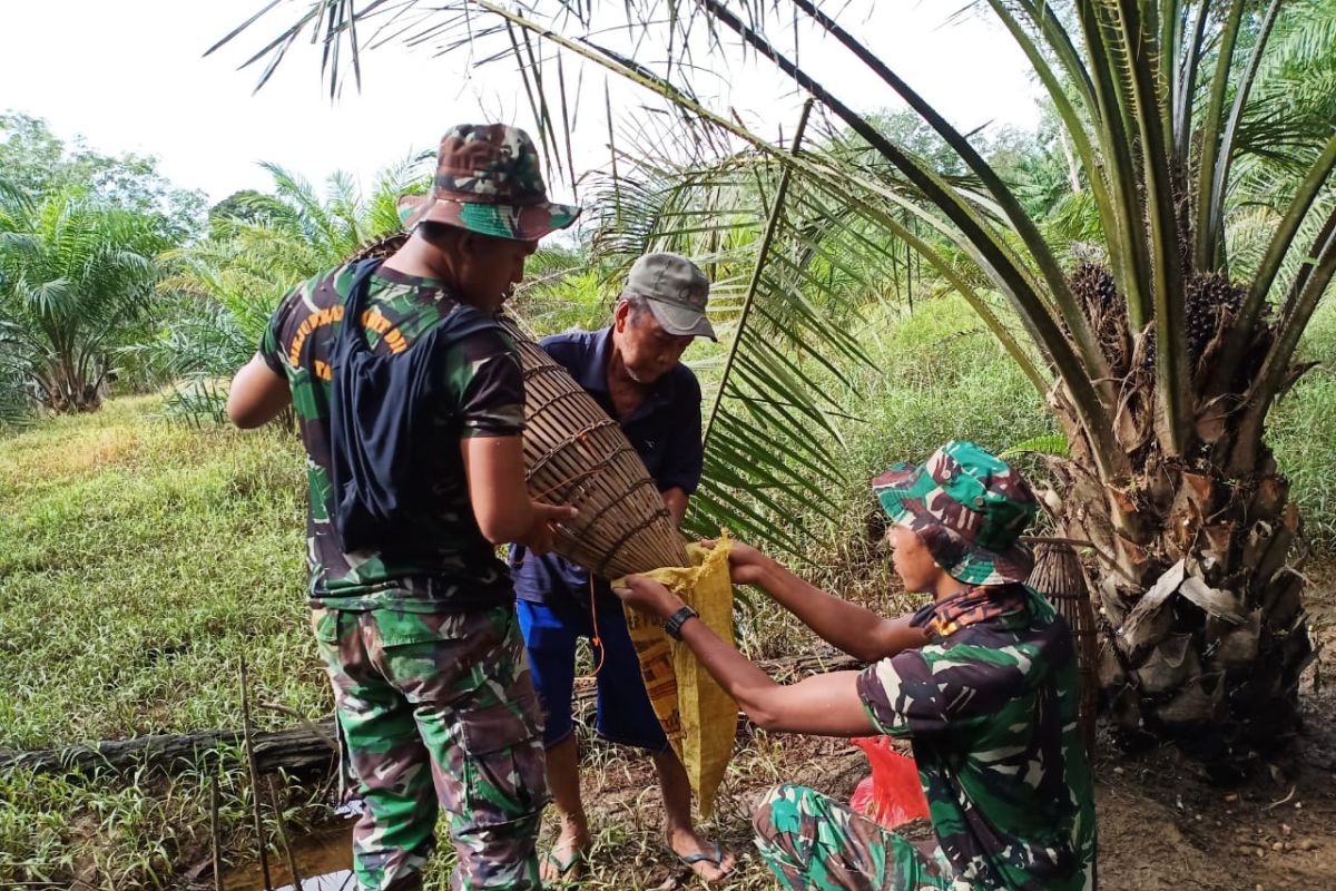 Anggota TMMD 108 bantu warga pasang bubu ikan