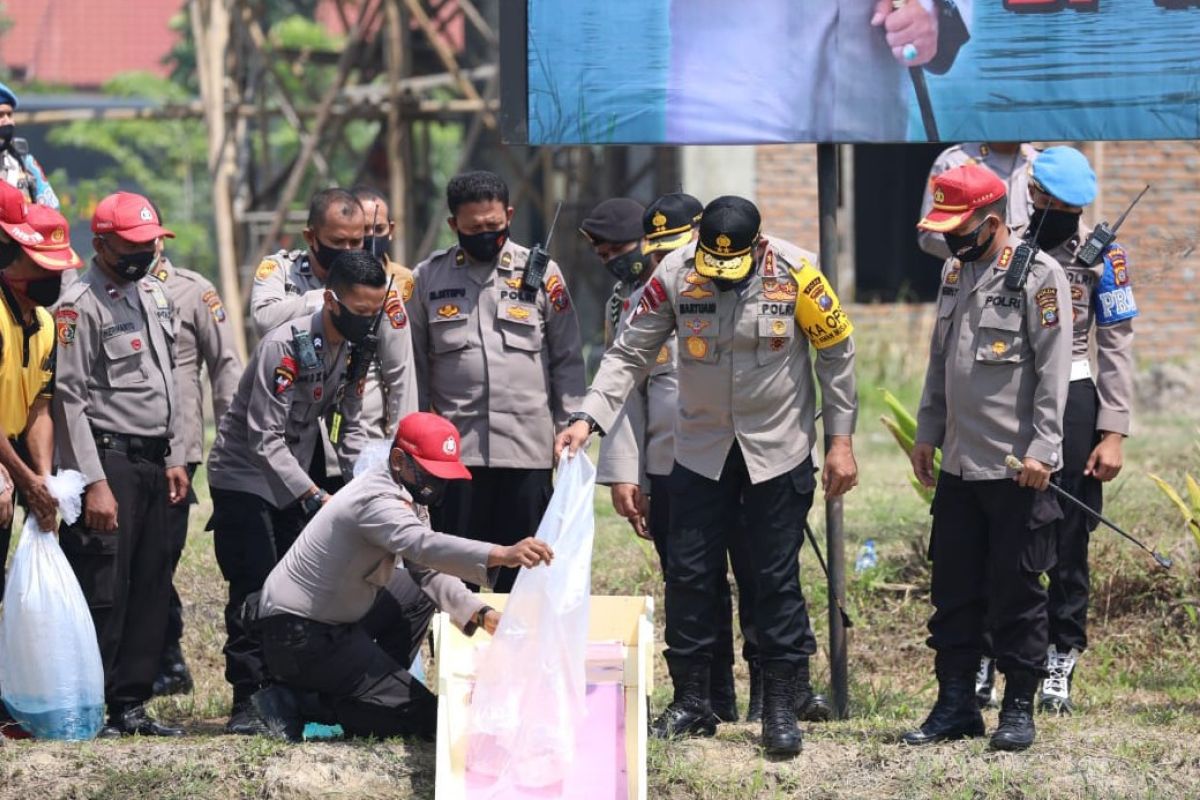 Kapolda Sumut tabur bibit ikan di SPN Hinai Langkat