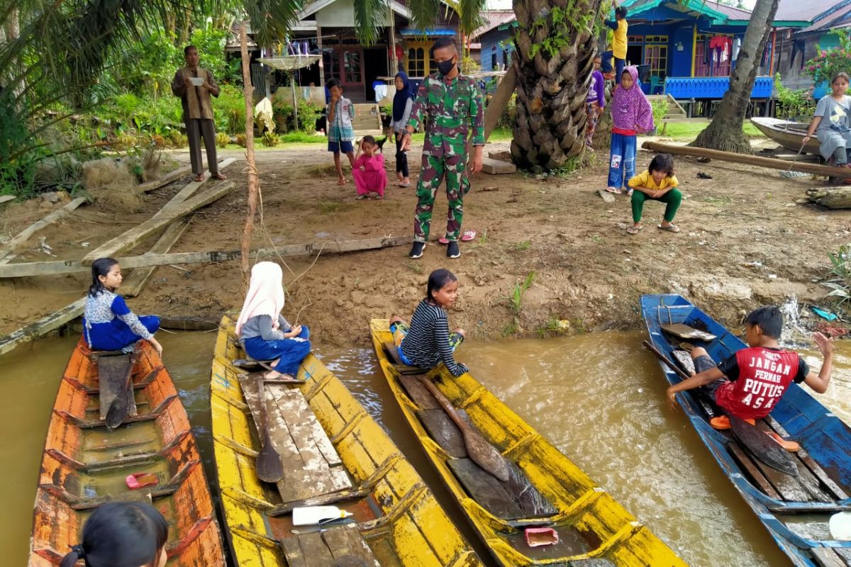 Antusias anak-anak mengikuti lomba sampan TMMD