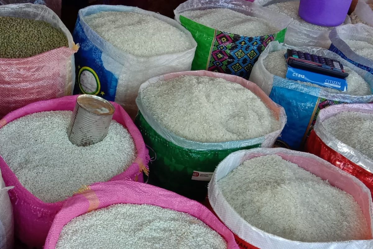 Harga beras antarpulau di pasar tradisional Ambon normal