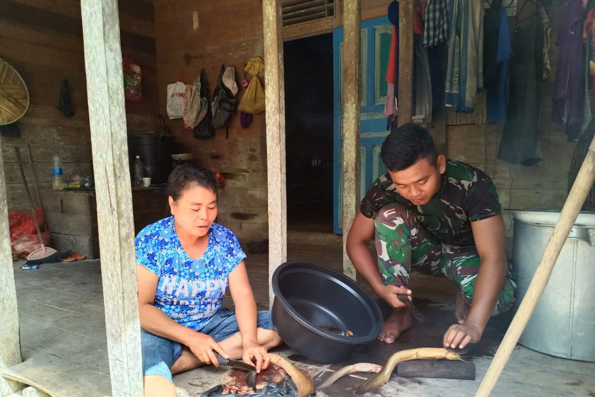 Anggota TMMD bantu orang tua angkat bersihkan Ikan Lele