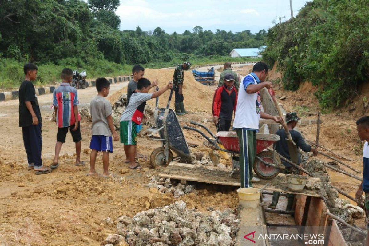 Anak-anak Konawe Kepulauan membantu Satgas TMMD buat drainase