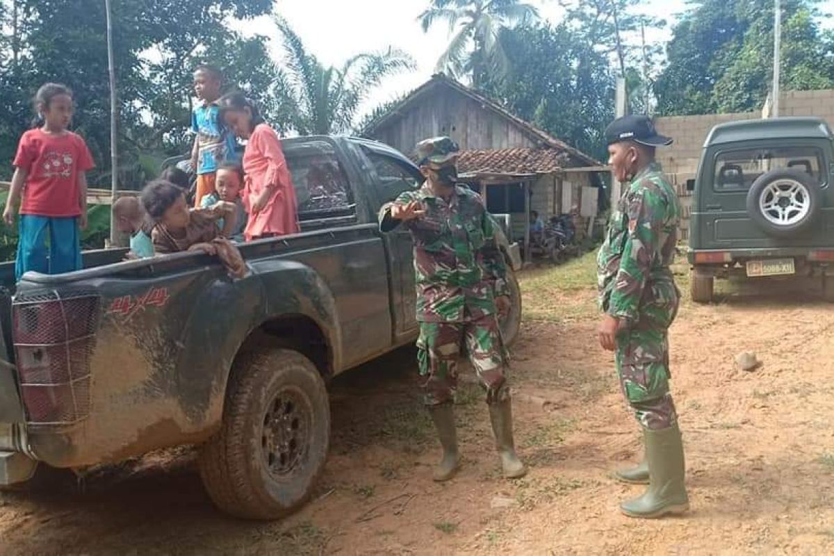 Canda ria anak-anak hiburan bagi anggota TMMD