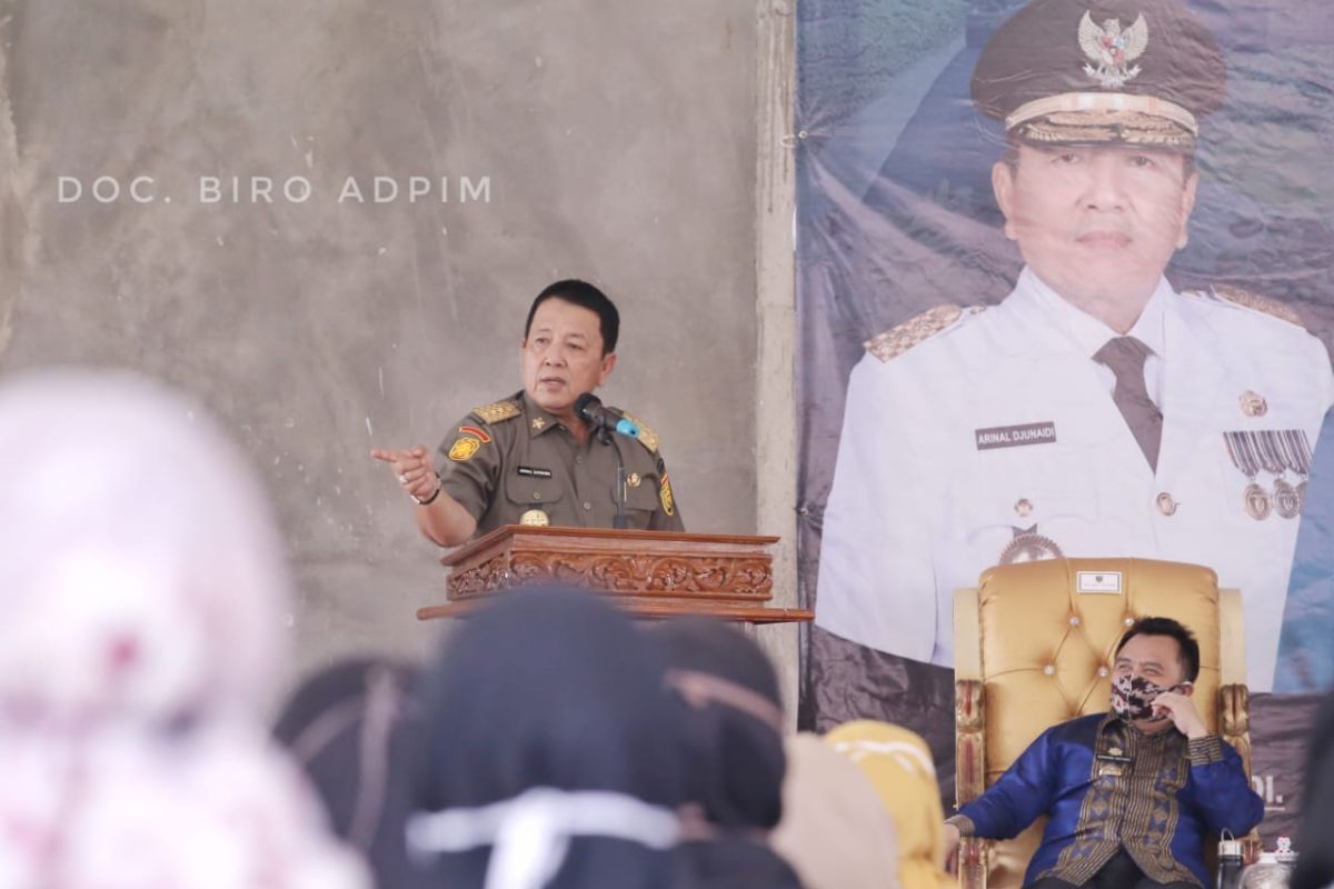 Arinal serahkan bantuan kepada masyarakat terdampak COVID-19