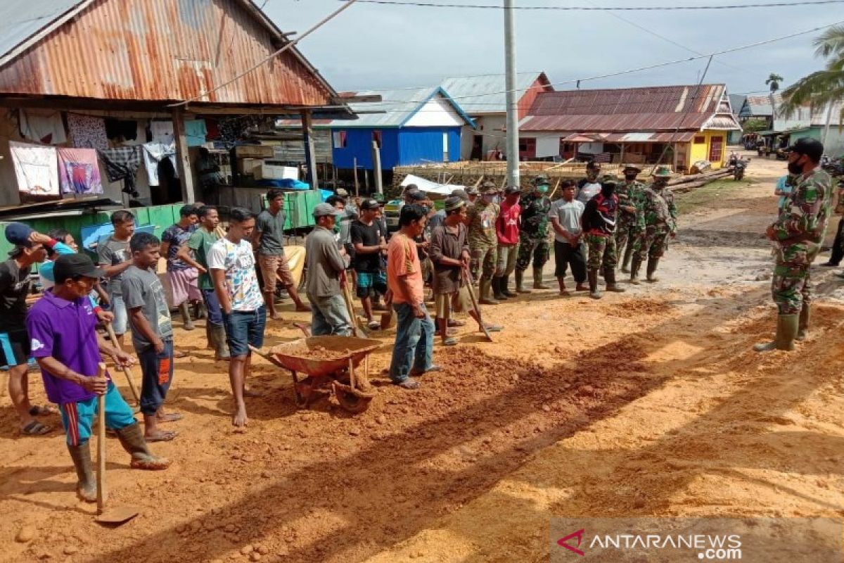 Satgas TMMD ajak warga Kolaka gotong royong perbaiki jalan