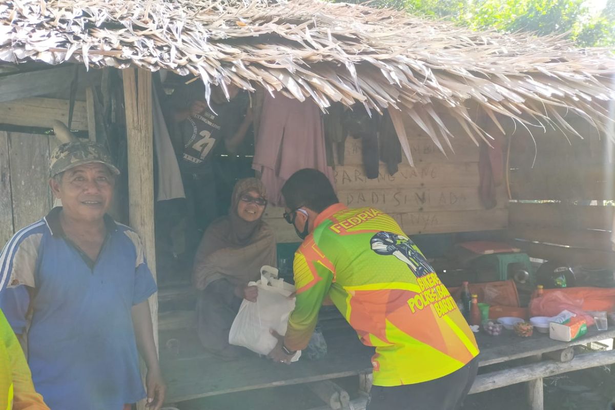 Polres Bangka Barat bagikan sembako kepada nelayan