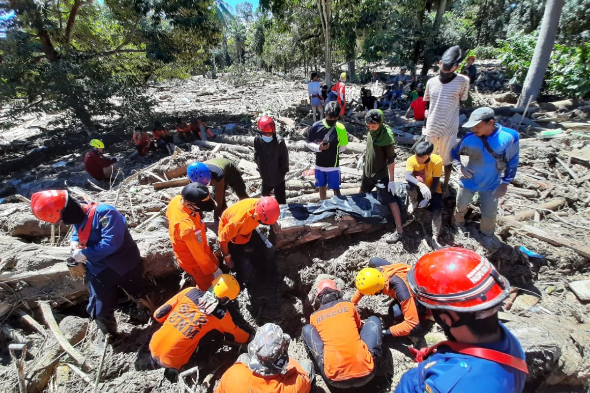 Korban jiwa banjir bandang di Luwu Utara bertambah menjadi 36 orang