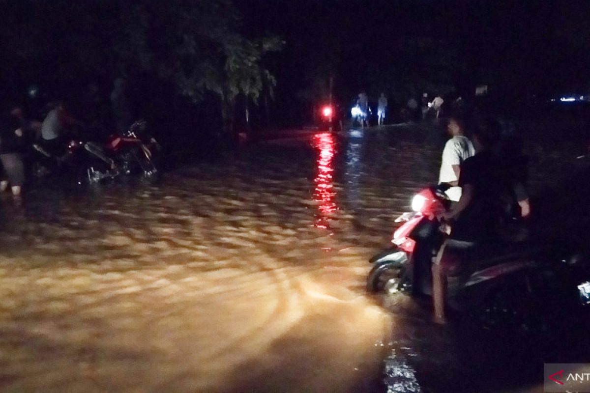 Ratusan kendaraan terjebak banjir di kawasan kilometer 9 Kota Sorong