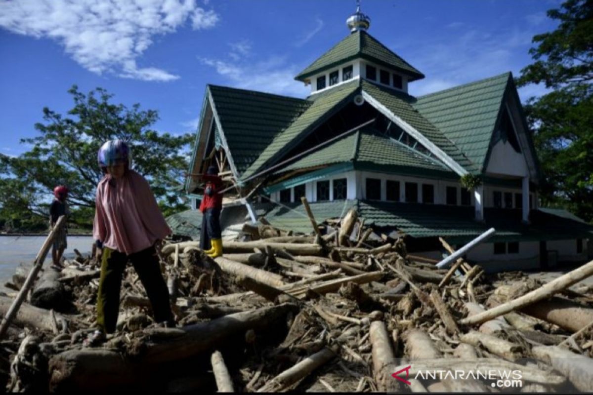 Sebanyak 14.483 jiwa mengungsi akibat banjir bandang Luwu Utara