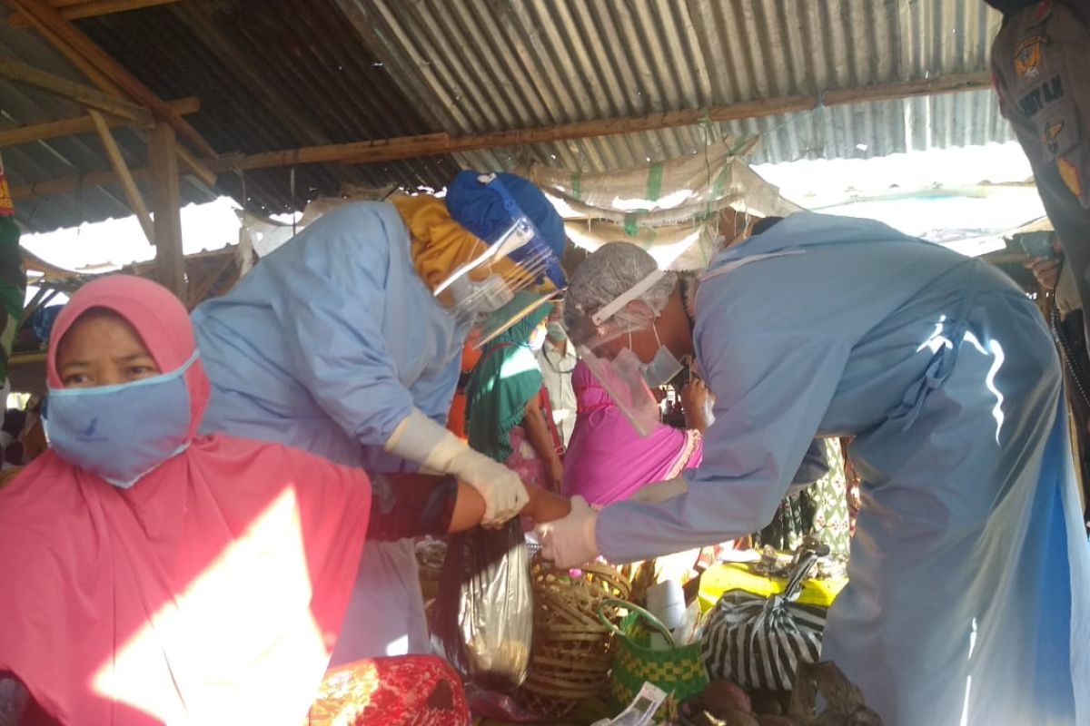 Cegah COVID-19, 30 pedagang Pasar Renteng Lombok Tengah jalani Rapid Test