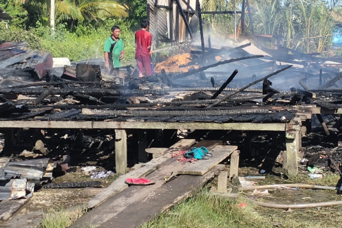 Terdengar suara ledakan , dua rumah di Pulau Maya terbakar