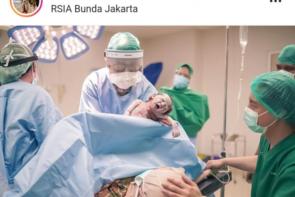 Pasangan selebritas Cut Meyriska dan Roger Danuarta dikaruniai anak pertama