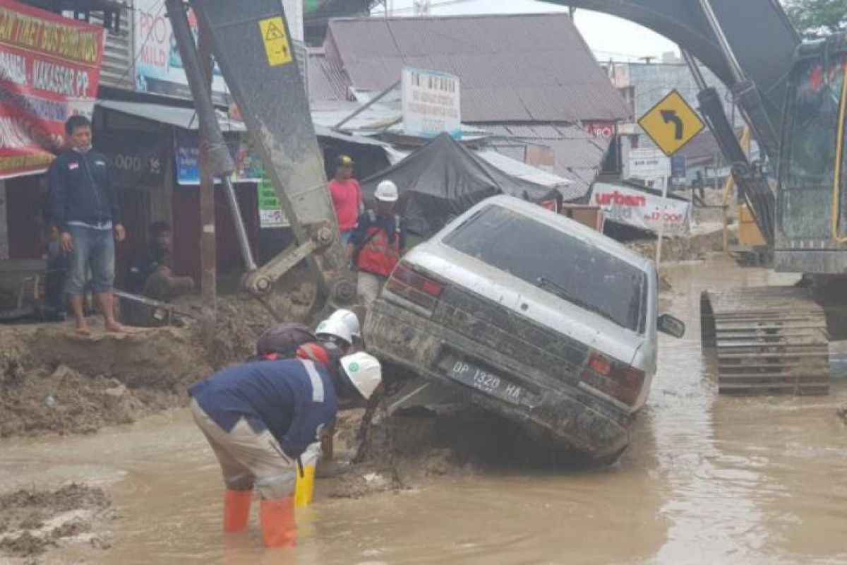 Bantu banjir Masamba, Hutama Karya kirimkan alat berat dan logistik