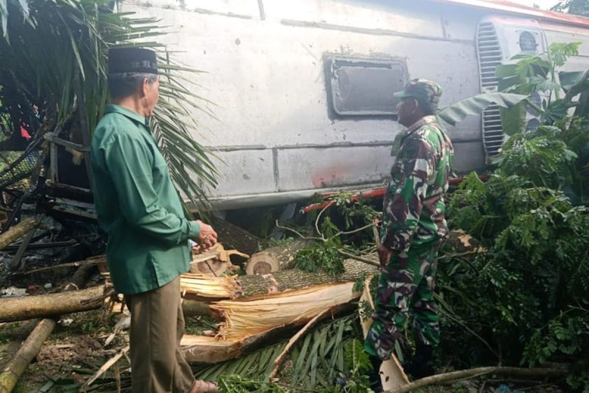 Diduga mengantuk, Bus Pusaka terbalik di Aceh Timur