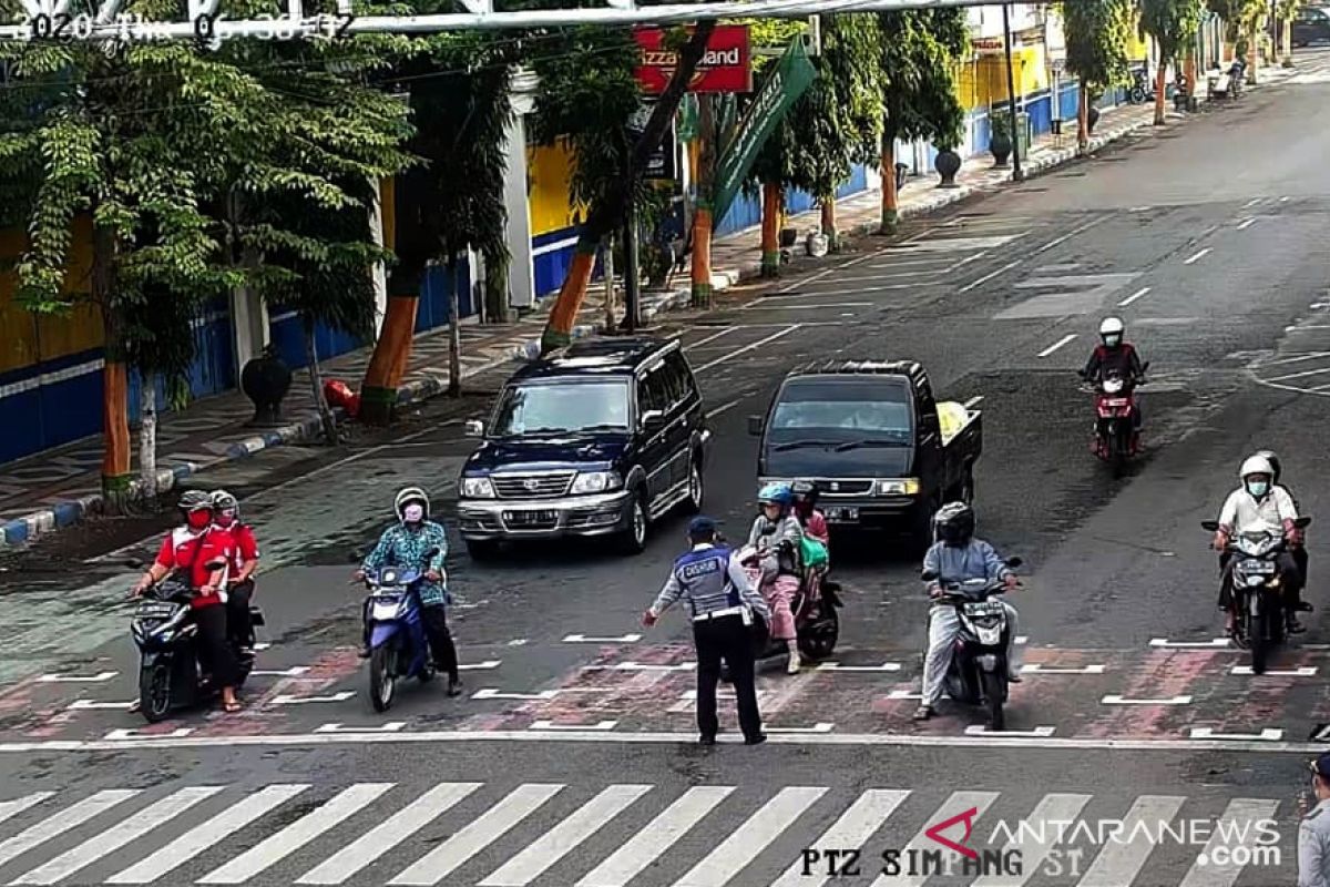 Pemkab Lumajang terapkan jaga jarak di kawasan traffic light