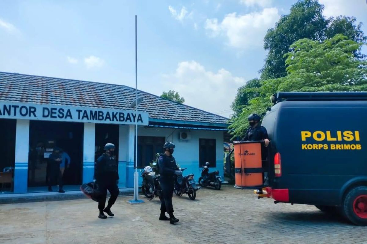 Tim Gegana Polda Banten amankan granat yang ditemukan di irigasi