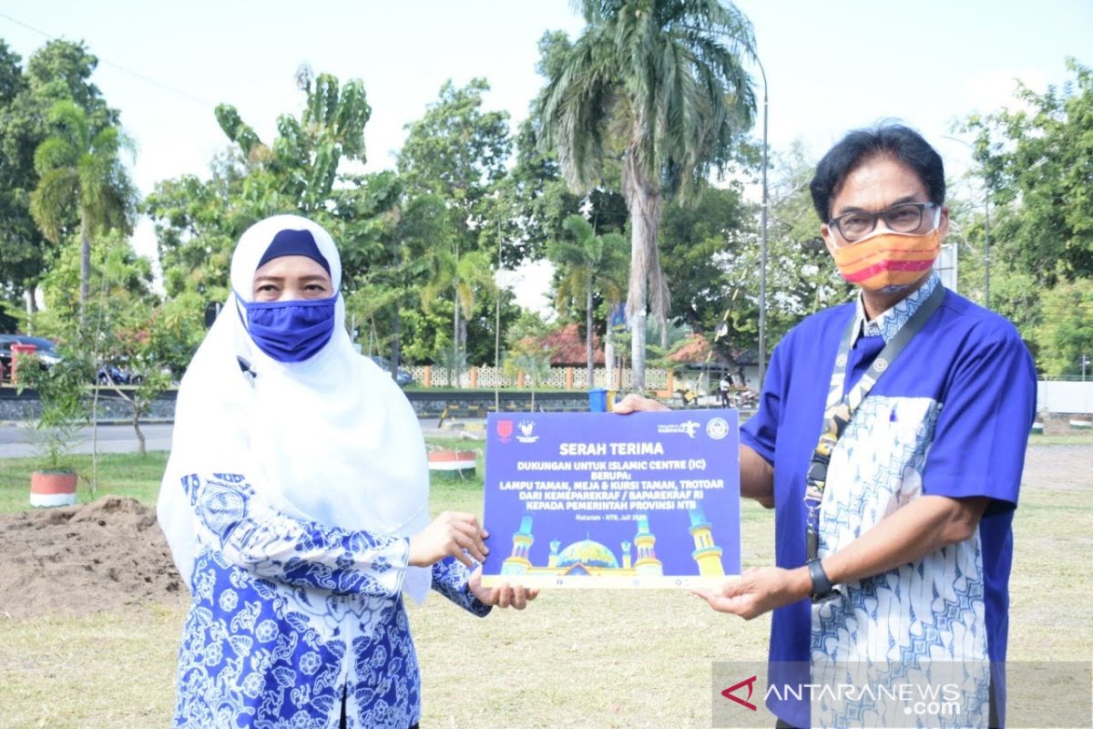 Kemenparekraf menyerahkan bantuan penataan RTH Masjid Islamic Center NTB