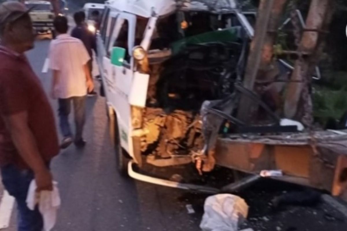 Tabrak bus berhenti, supir Bus KBT tewas ditempat